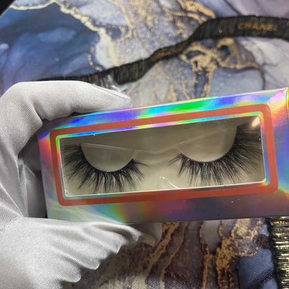 Eye lashes , with application and brush - Picture 3 of 6